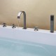 nickel brossé contemporain cinq trous de trois poignées cascade robinet de la baignoire avec douche à main